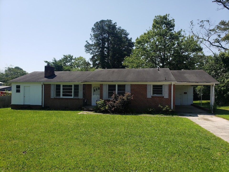 2010 E Lee Rd in Taylors, SC - Building Photo