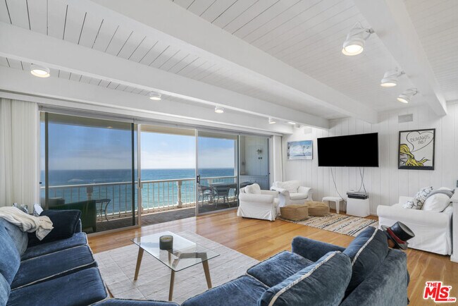 11928 S Beach Club Way in Malibu, CA - Foto de edificio - Building Photo