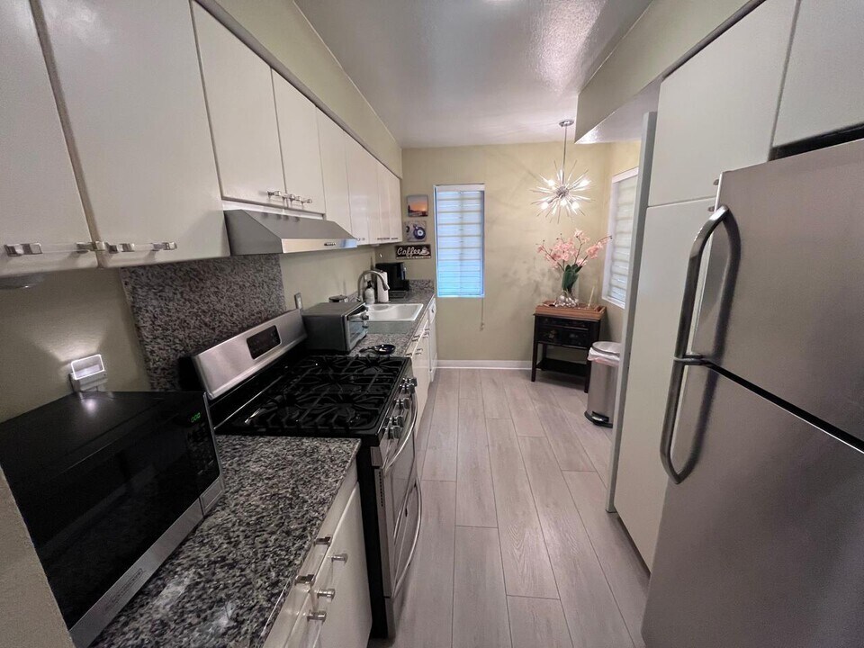 1815 Glendon Ave in Los Angeles, CA - Building Photo