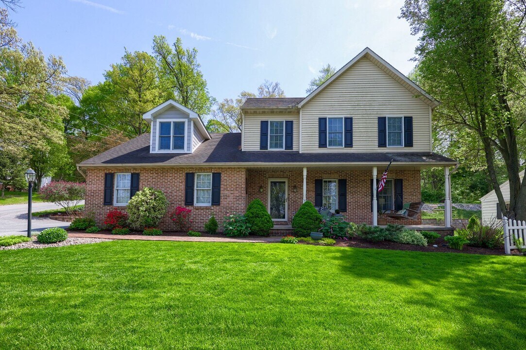 700 Stonecrest Dr in New Holland, PA - Building Photo