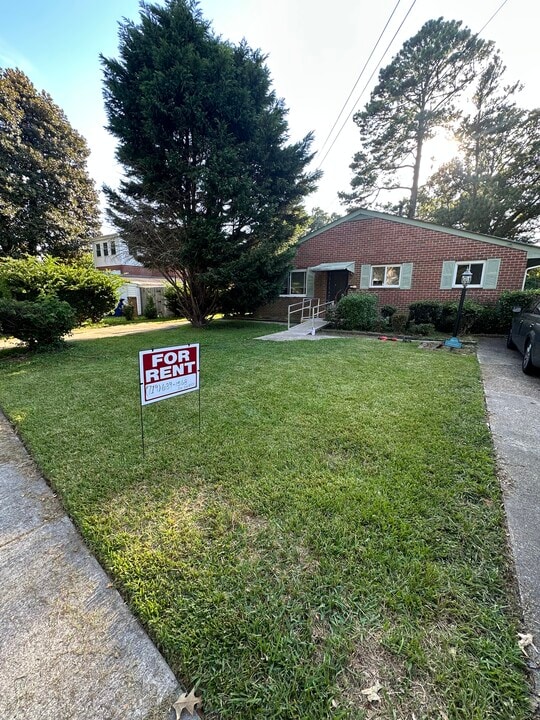 8611 Devon St, Unit A in Norfolk, VA - Foto de edificio