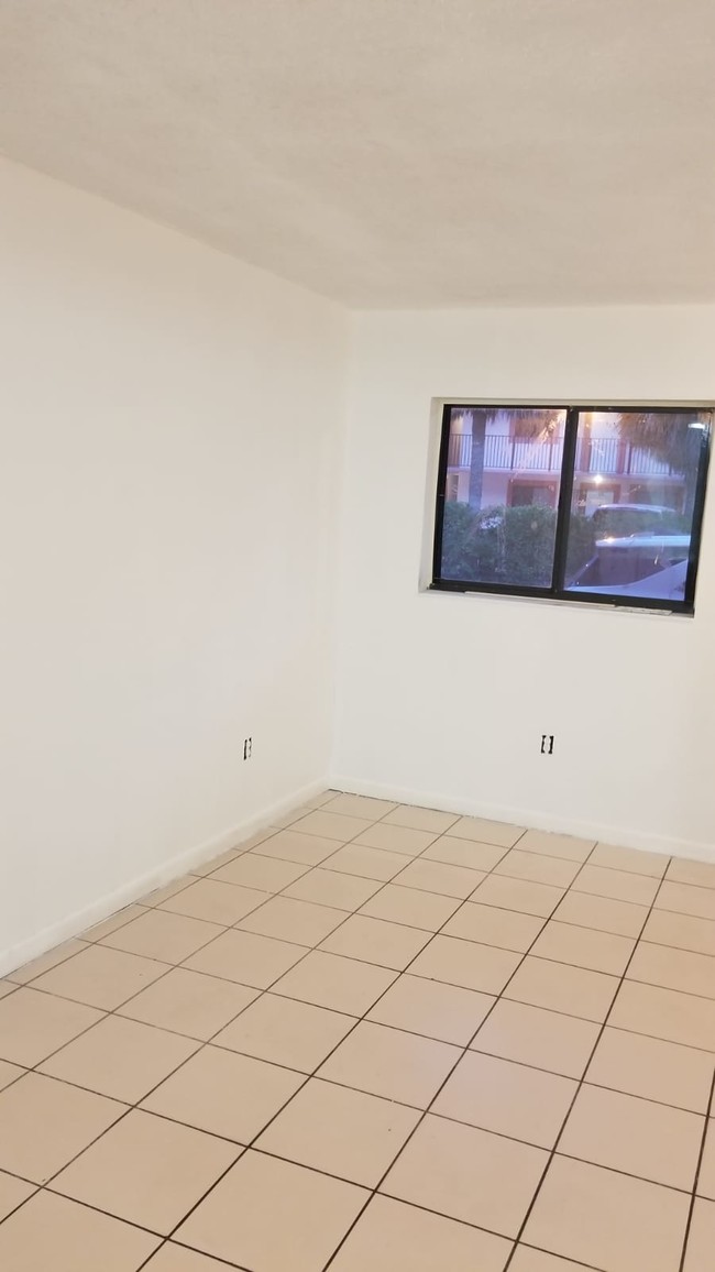 6165 W 22nd Ct-Unit -6165 - 104 in Hialeah, FL - Building Photo - Building Photo