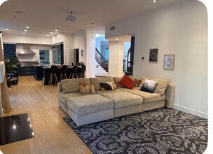 22259 Dumetz Rd in Woodland Hills, CA - Building Photo - Building Photo