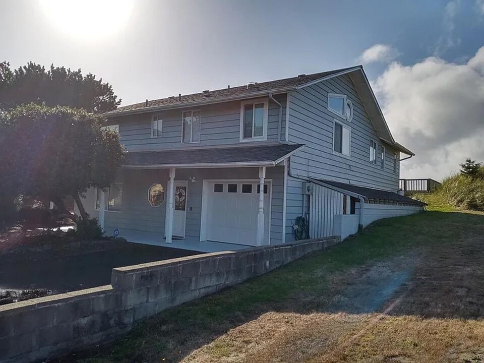 29507 G St in Ocean Park, WA - Building Photo