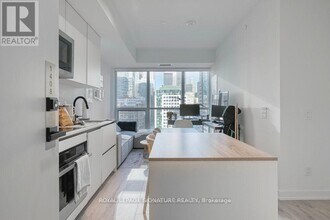 327 King St W in Toronto, ON - Building Photo - Building Photo