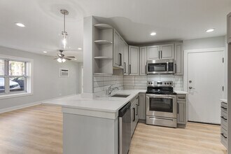 1303 W Estes Ave in Chicago, IL - Building Photo - Building Photo