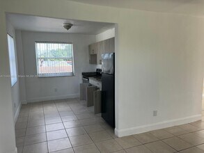 4245 NW 24th Ave-Unit -2 in Miami, FL - Foto de edificio - Building Photo