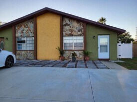 11103 Harding Dr, Unit B in Port Richey, FL - Building Photo