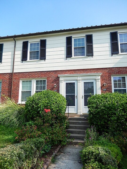 2601 16th St S in Arlington, VA - Building Photo