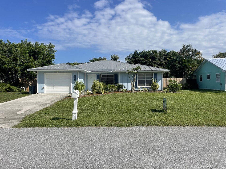 928 NE Maranta Terrado in Jensen Beach, FL - Building Photo