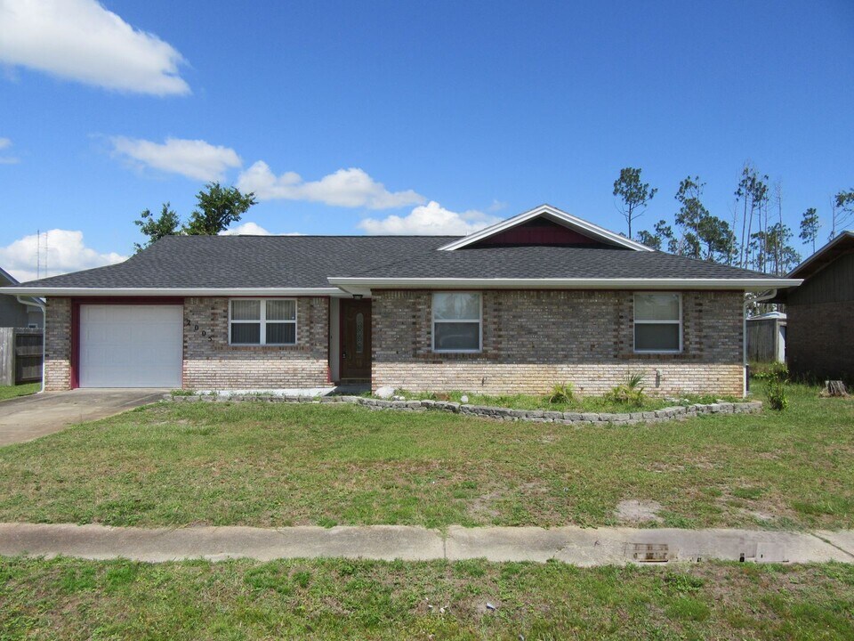2005 Geralo Ln in Lynn Haven, FL - Building Photo