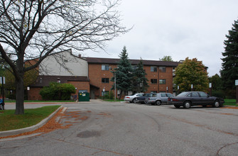 South Brook Villa in Lansing, MI - Building Photo - Building Photo