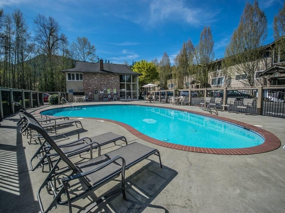 Creekside Apartments in Issaquah, WA - Foto de edificio