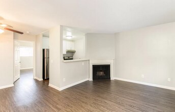 1611 S Bundy Dr in Los Angeles, CA - Building Photo - Interior Photo