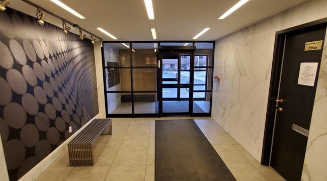 549-573 N Service Rd in Mississauga, ON - Building Photo - Building Photo