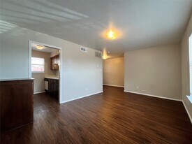 2526 W Prairie St in Denton, TX - Building Photo