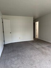 2412 Azalea Garden Rd, Unit 110 in Norfolk, VA - Foto de edificio - Building Photo