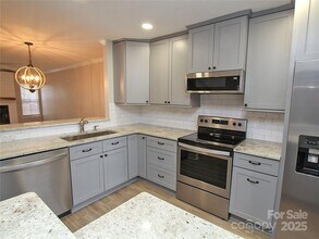 8244 Circle Tree Ln in Charlotte, NC - Building Photo - Building Photo