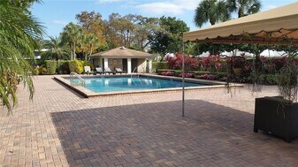 901 W Cypress Ln, Unit 201 in Pompano Beach, FL - Building Photo