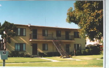 123-135 S Lincoln Ave in Fullerton, CA - Building Photo - Building Photo