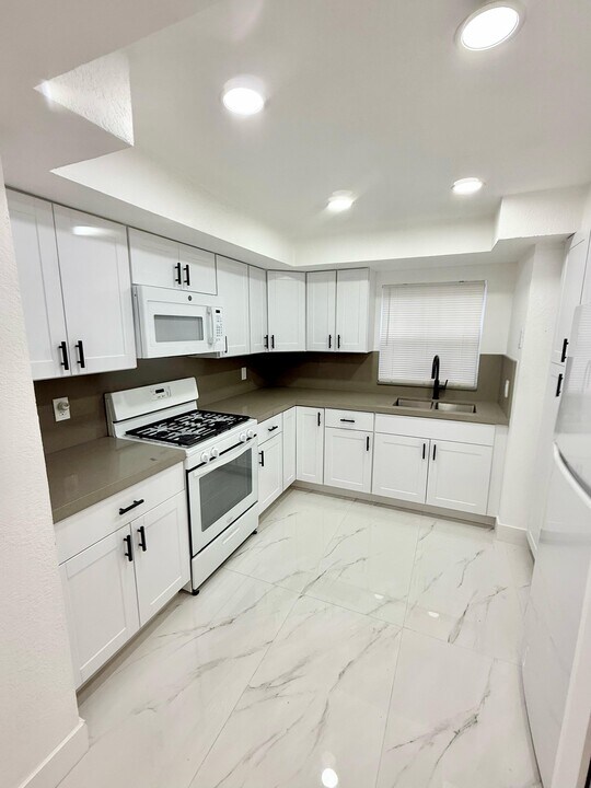 10985 SW 70th Ter in Miami, FL - Building Photo