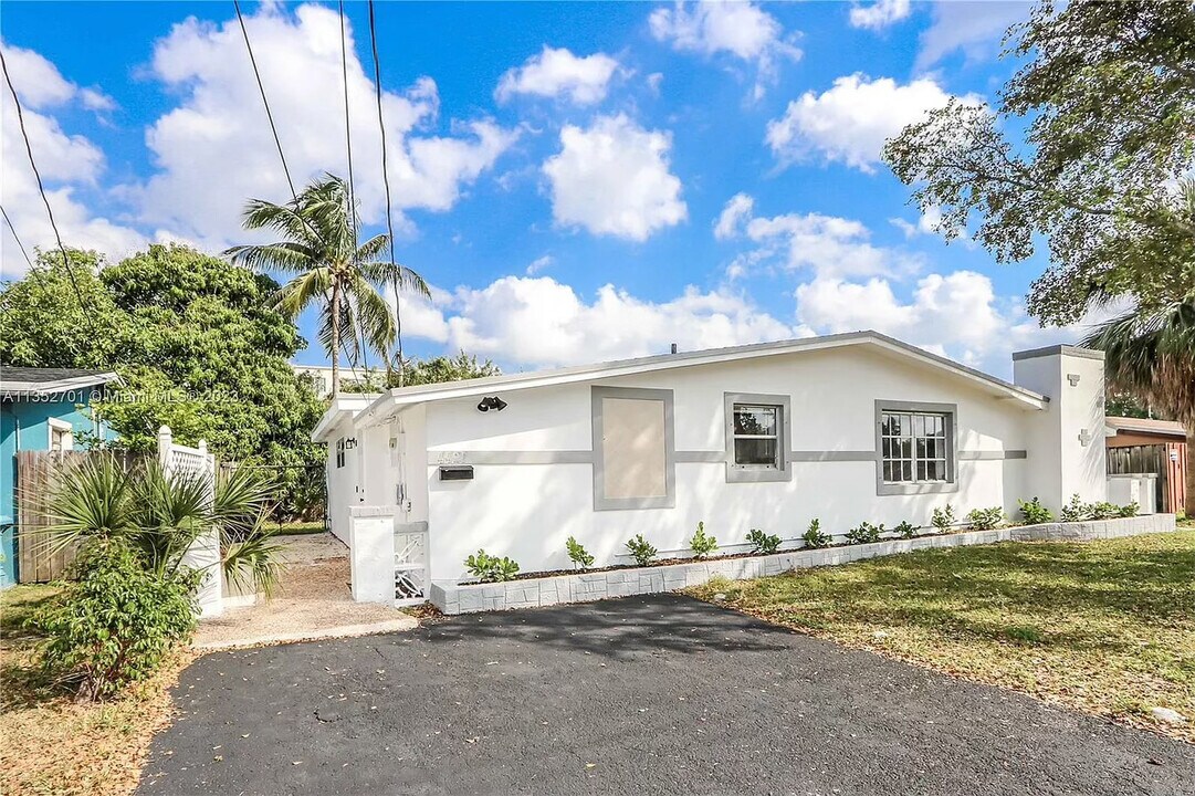 4421 NW 34th Ct in Lauderdale Lakes, FL - Building Photo