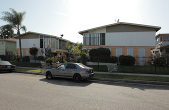 10239 Darby Ave in Inglewood, CA - Foto de edificio - Building Photo