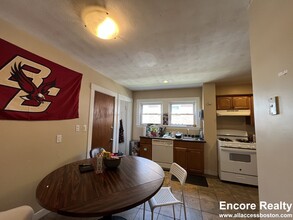 289 Foster St, Unit 1 in Boston, MA - Foto de edificio - Building Photo