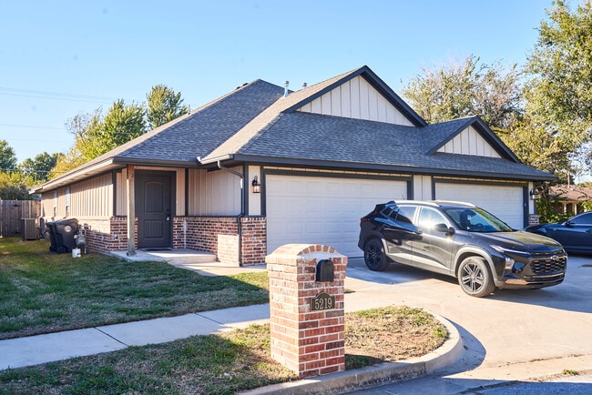 5219 Oakwood Villas Ct in Bethany, OK - Foto de edificio - Building Photo