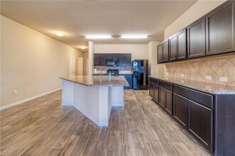 230 Turtle Crk Dr in Kyle, TX - Foto de edificio - Building Photo
