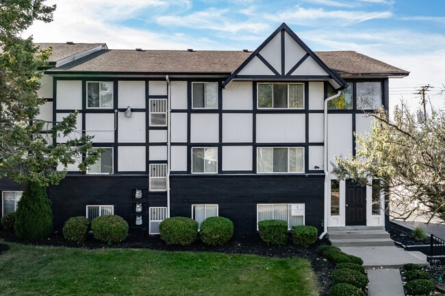 Fountain West Apartments in Trenton, MI - Foto de edificio - Building Photo