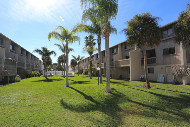 Beach Place Townhomes in Indian Rocks Beach, FL - Foto de edificio - Building Photo