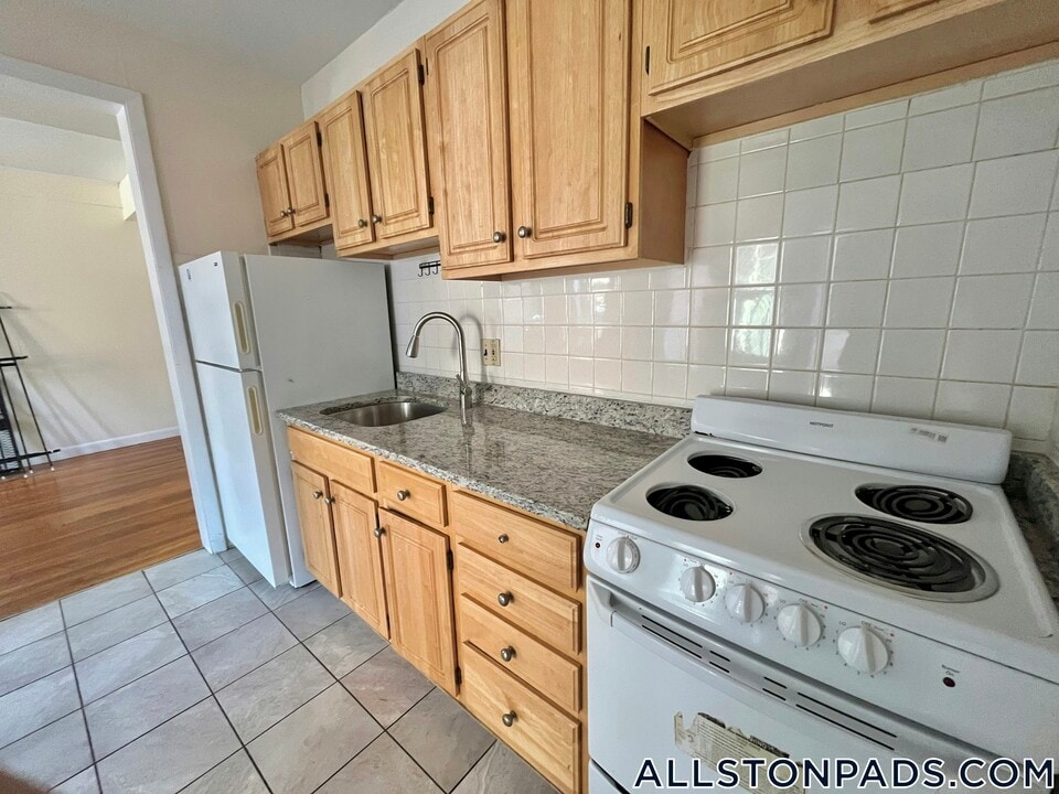1135 Commonwealth Ave in Boston, MA - Building Photo