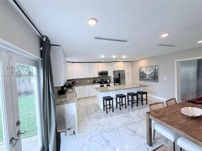 11020 SW 42nd Terrace in Miami, FL - Building Photo - Building Photo