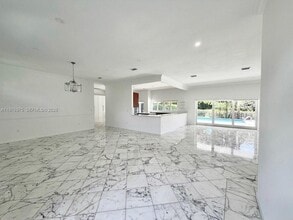 4934 NW 94th Doral Pl in Doral, FL - Foto de edificio - Building Photo