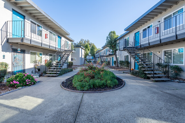 Gold Run Apartments in Rancho Cordova, CA - Building Photo - Building Photo