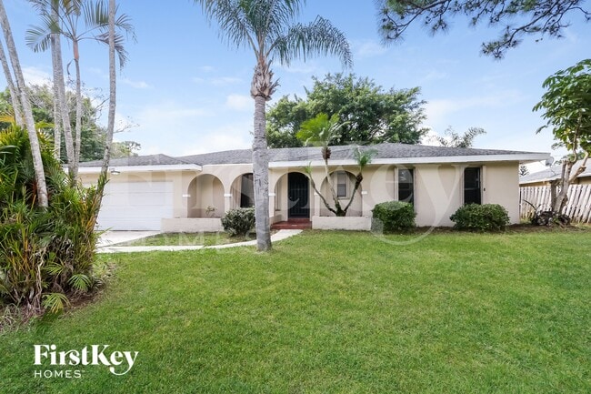 property at 1032 SE Floresta Dr
