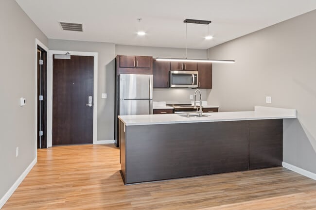 8041 W Bluemound Rd in Milwaukee, WI - Foto de edificio - Building Photo