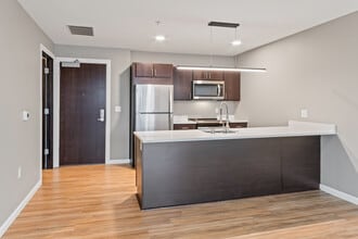 8041 W Bluemound Rd in Milwaukee, WI - Foto de edificio - Building Photo