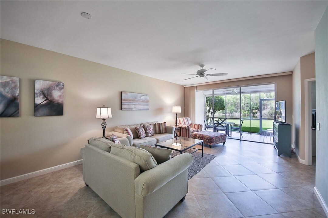 526 Lake Louise Cir in Naples, FL - Foto de edificio