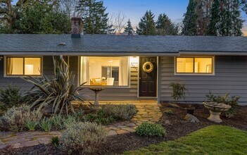 17635 Deemar Way in Lake Oswego, OR - Foto de edificio - Building Photo