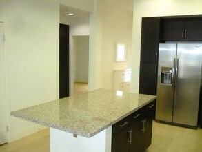 12920 W Runway Rd, Unit 341 in Los Angeles, CA - Foto de edificio - Building Photo