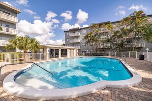 Luna At Hollywood in Hollywood, FL - Building Photo