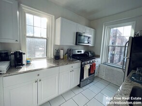 2009 Commonwealth Ave, Unit 10 in Boston, MA - Building Photo - Building Photo
