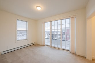 5 Corners in Essex Junction, VT - Foto de edificio - Interior Photo