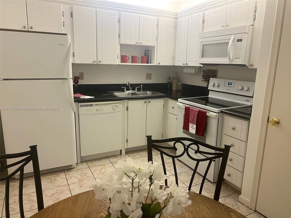 4851 NW 21st St in Lauderhill, FL - Building Photo
