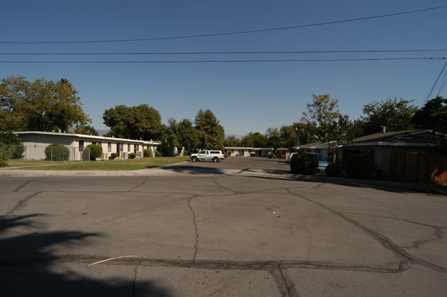 Lenore Apartments in San Bernardino, CA - Foto de edificio - Building Photo