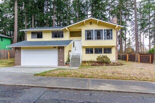 742 SW 11th Ct in Oak Harbor, WA - Building Photo