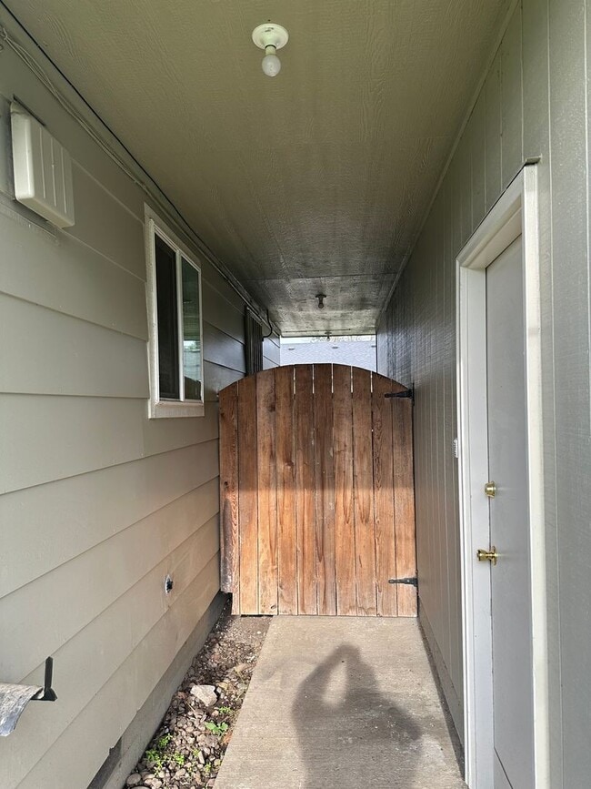 488 1/2 N St in Springfield, OR - Building Photo - Building Photo