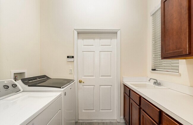 8410 Maria Ct in Cape Canaveral, FL - Foto de edificio - Building Photo